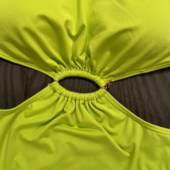 Michael Kors one Piece Bandeau Swimsuit- New 🌴🌴🏖🏖 - Picture 4 of 7